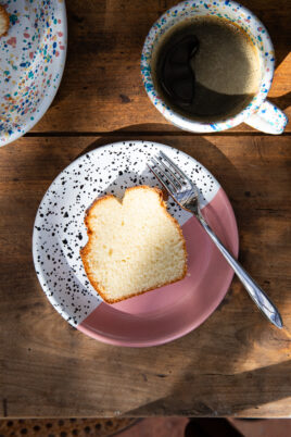 Assiette émaillée rose avec cake et tasse café