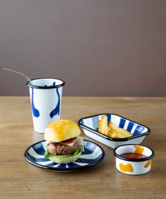 Petit plat rectangle en acier émaillé GINA coloris bleu cobalt avec frite pour accompagner un burger