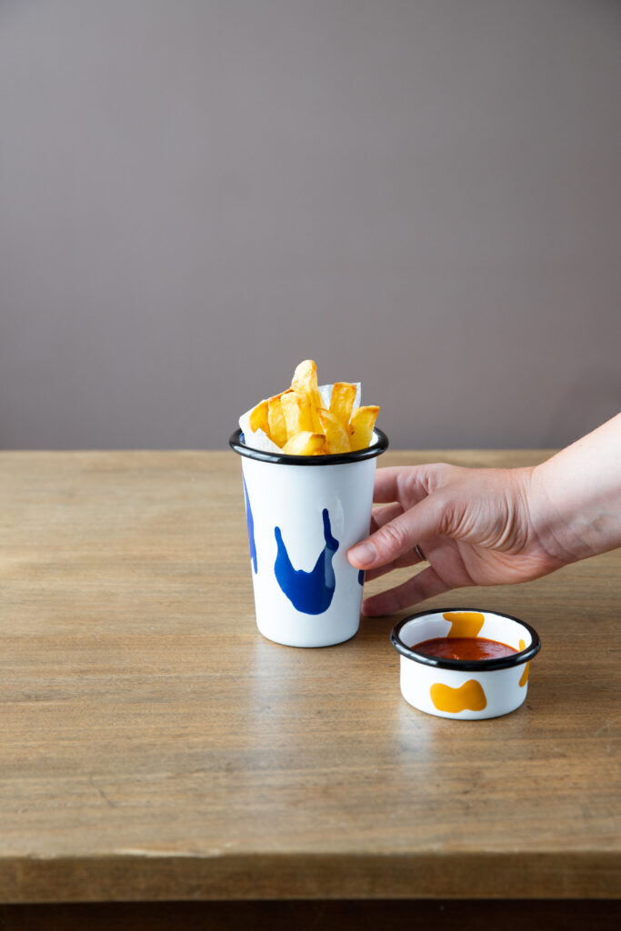Vaisselle réutilisable en acier émaillé pour restauration rapide frites ketchup, alternative durable au jetable, Maison Levantine
