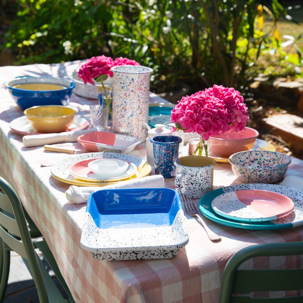Table de Pâques originale avec vaisselle émaillée colorée artisanale — collections LORI EVA PEGGY Maison Levantine