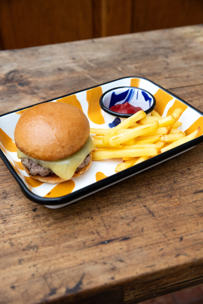Vaisselle réutilisable en acier émaillé pour fast food, alternative durable au jetable, Maison Levantine