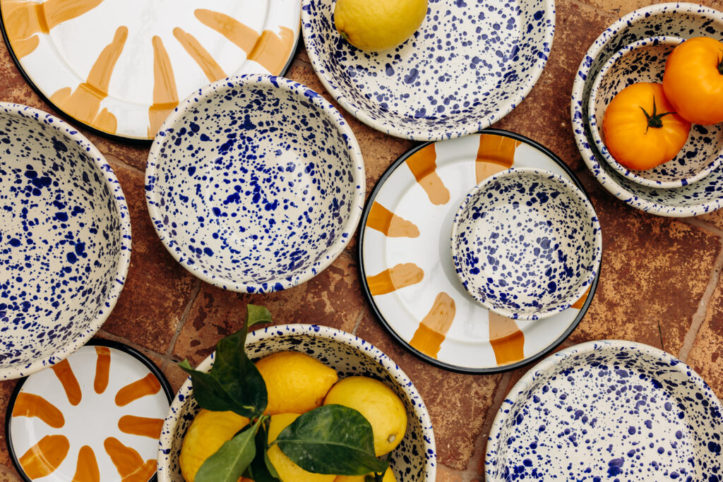 Assiettes émaillées artisanales Maison Levantine pour composer son service