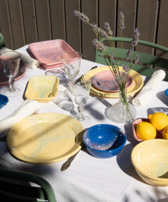 Table dressée avec vaisselle en acier émaillé artisanale LORI — Maison Levantine