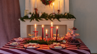 Table de fête rose et cerise avec vaisselle émaillée colorée
