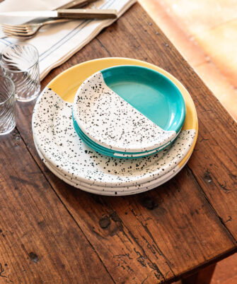 Alternative view of Service d’assiettes émaillées artisanale PEGGY – Set pour 4