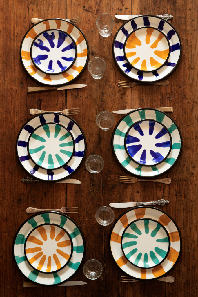 Set d'assiette Signature pour 6. Un assortiment de couleurs parfaitement équilibré pour une table unique, sans avoir à choisir.