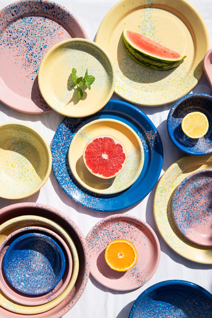 Collection LORI vaisselle émaillée GINA mix des trois coloris bleu électrique, jaune pastel et rose Maison Levantine, art de la table