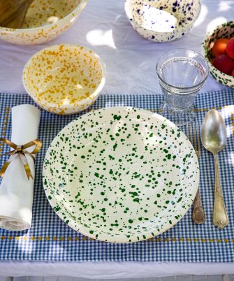Assiette creuse en acier émaillé artisanale MAGDA coloris vert — fond beige pointillés Maison Levantine