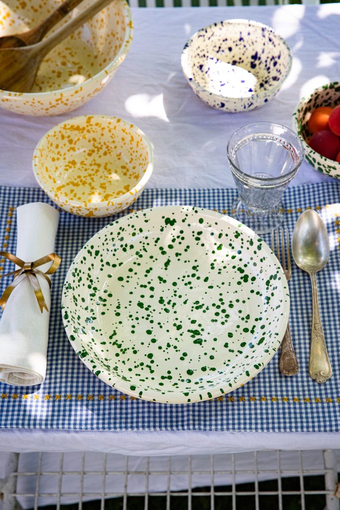 Assiette creuse en acier émaillé artisanale MAGDA coloris vert — fond beige pointillés Maison Levantine