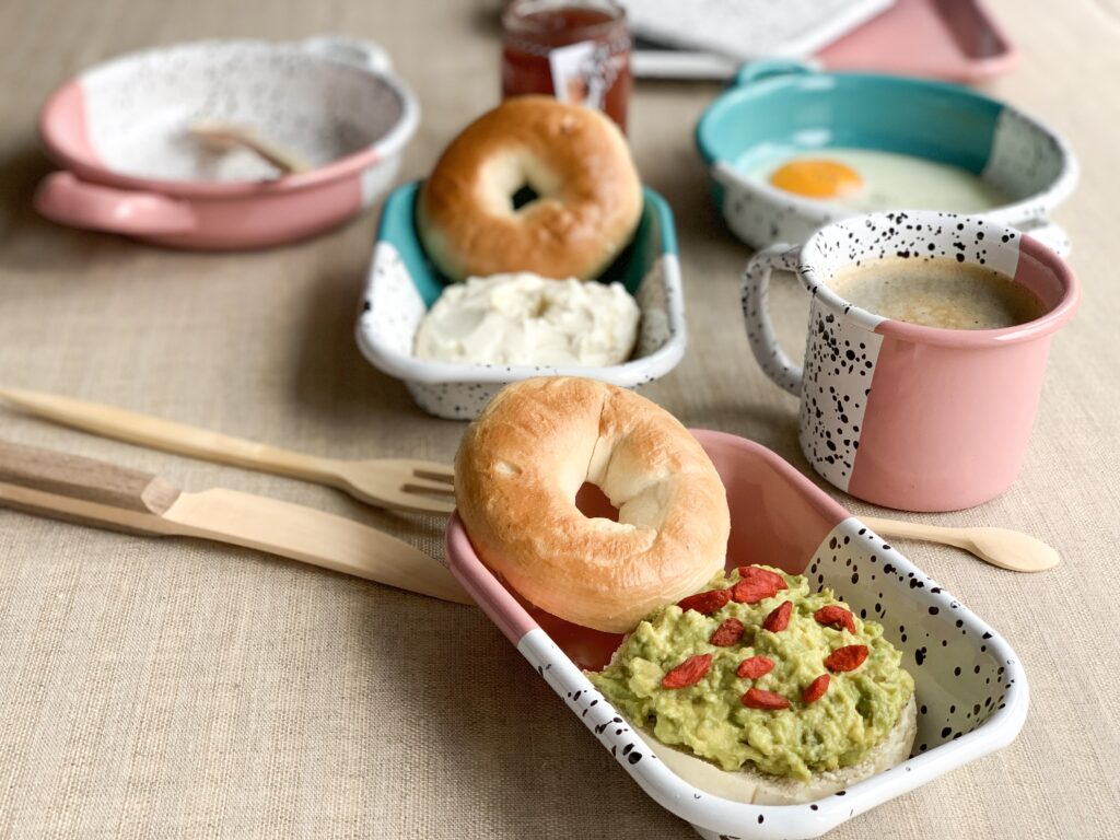 Vaisselle émaillée pour restaurant brunch avec tasse, bol, poelon - Maison Levantine