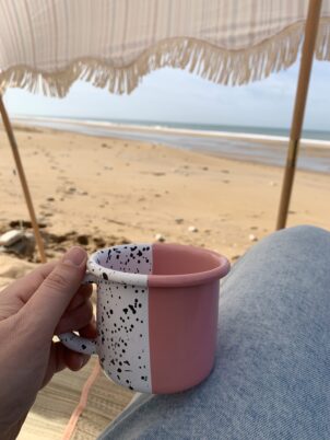 Vaisselle émaillée chez un client satisfait tasse plage