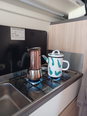 Vaisselle émaillée chez un client satisfait cafetiere rechaud van
