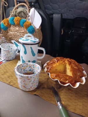 Vaisselle émaillée chez un client satisfait cafetiere tasse gouter