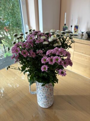 Vaisselle émaillée chez un client satisfait vase bouquet