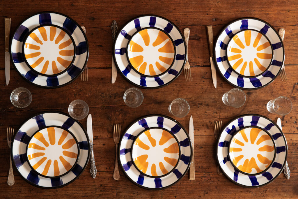 Table colorée dressée avec vaisselle émaillée artisanale GINA bleu cobalt et jaune — Maison Levantine