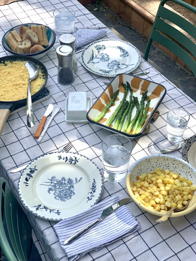 Table de brunch mix and match plats émaillées Maison Levantine et assiette terre de fer, ambiance chic et conviviale