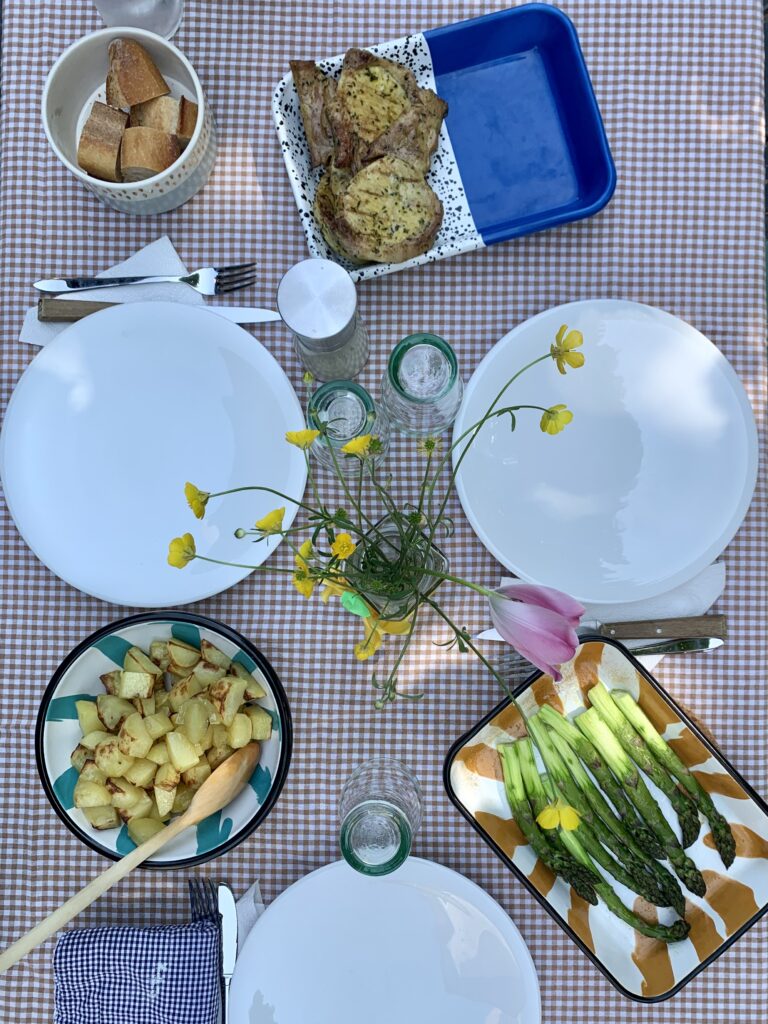 Table dressée mix and match vaisselle émaillée colorée et vaisselle blanche, ambiance repas convivial Maison Levantine