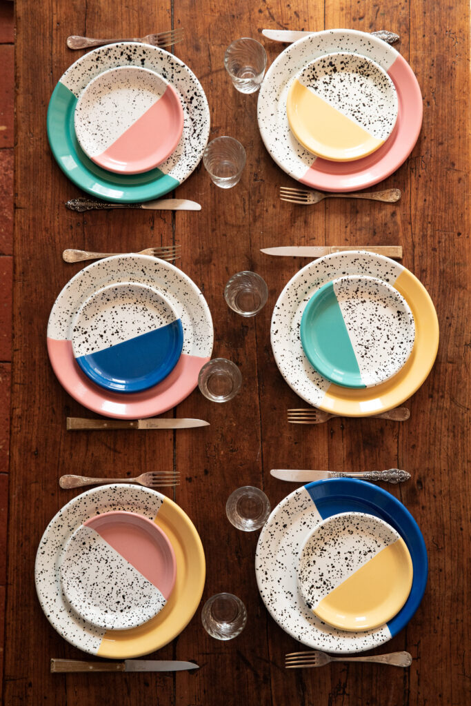 Service Signature vaisselle émaillée PEGGY mix des quatre coloris bleu jaune pastel rose turquoise turquoise Maison Levantine, art de la table