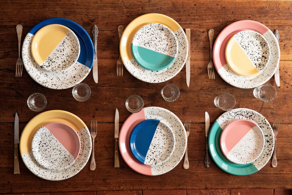 Table dressée mix and match vaisselle émaillée colorée collection PEGGY signature Maison Levantine