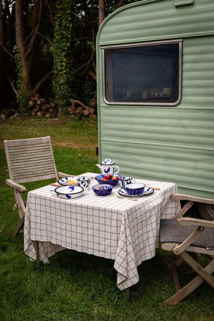 vaisselle émaillée camping van life GINA ROMY bleu cobalt Maison Levantine