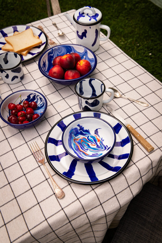 Vaisselle émaillée table méditerranéenne - Collection ROMY et GINA - Maison Levantine