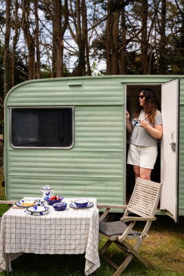 vaisselle émaillée camping van life GINA ROMY bleu cobalt Maison Levantine
