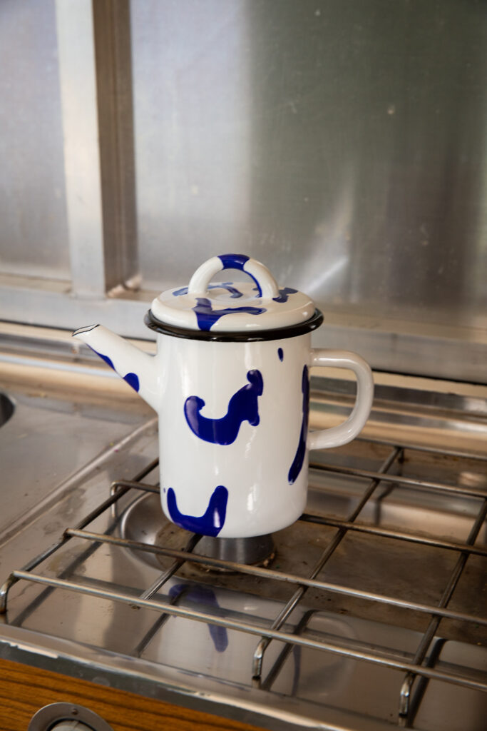 vaisselle émaillée cafetiere camping van life GINA ROMY bleu cobalt Maison Levantine.
