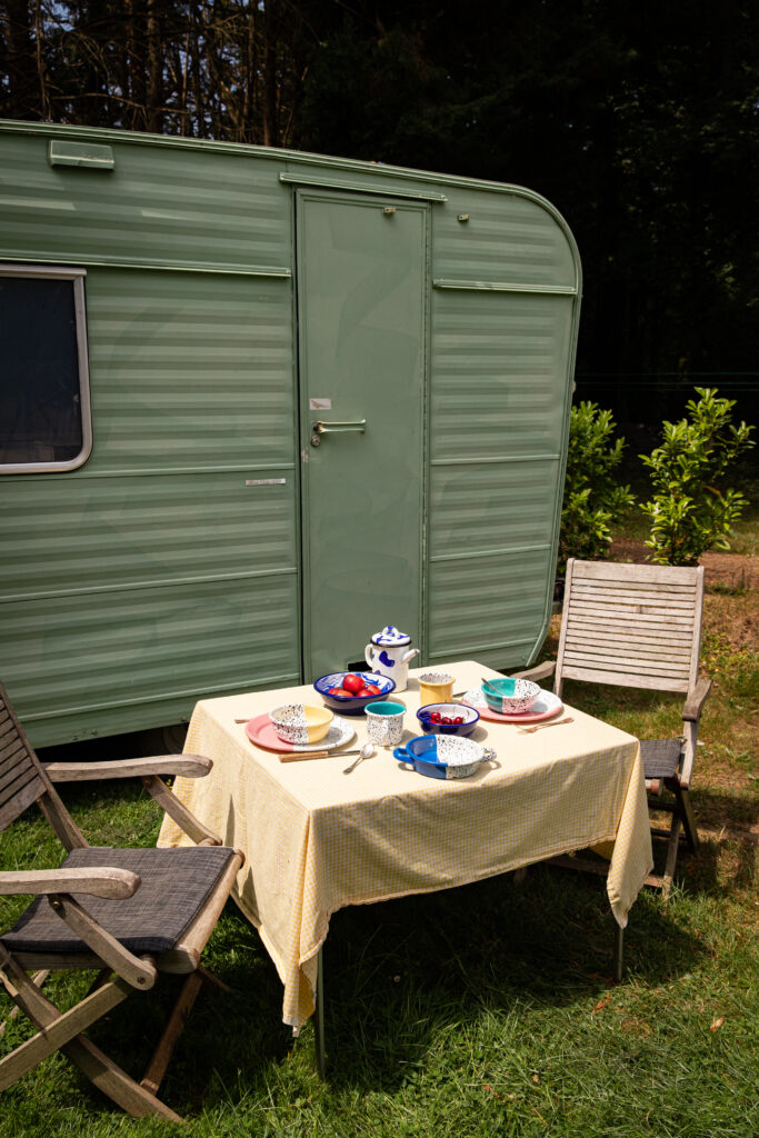 vaisselle émaillée camping van life PEGGY GINA ROMY bleu cobalt Maison Levantine