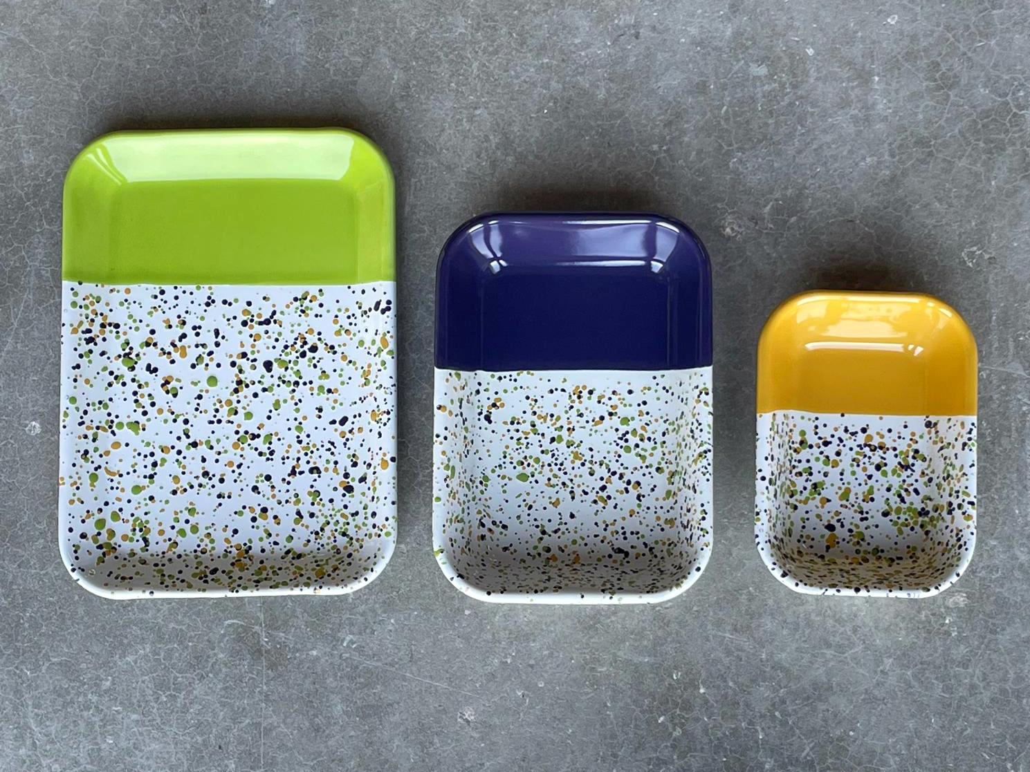 Prototypes colorés de vaisselle professionnelle en acier émaillé