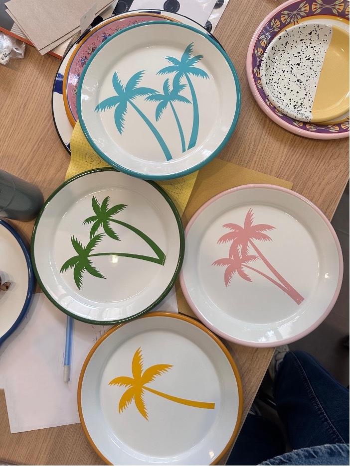 Essais de décors graphiques monochrome dans différentes associations de couleurs.