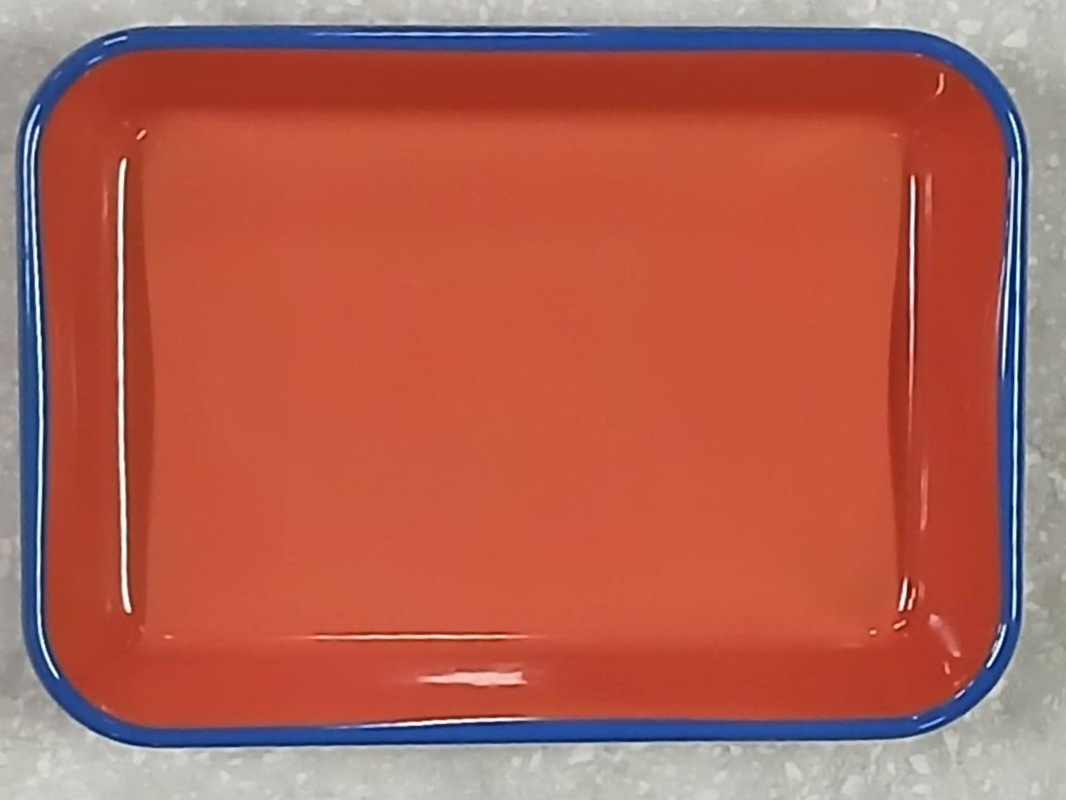 Prototype bicolore de vaisselle en acier émaillé pour restaurant