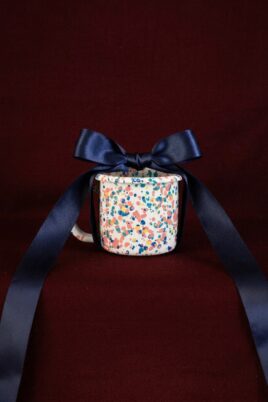 Tasse EVA nouée d’un ruban bleu, idée cadeau de Noël.