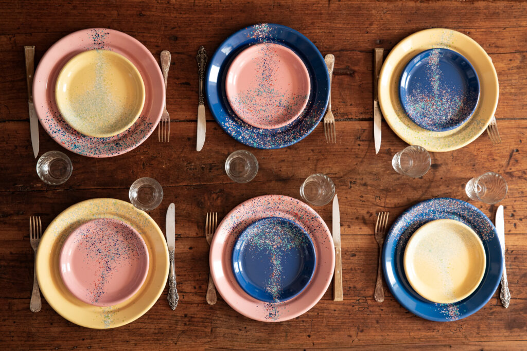 Vaisselle émaillée collection LORI rose jaune et bleu