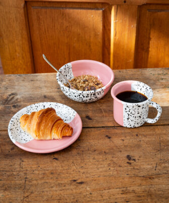 Petit déjeuner servi dans la vaisselle émaillée PEGGY, bol de granola et tasse de café