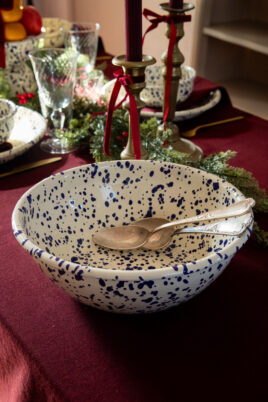 Saladier émaillé MAGDA bleu sur une table de Noël bordeaux